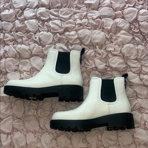 UGG Women's Ashton Chelsea Boots